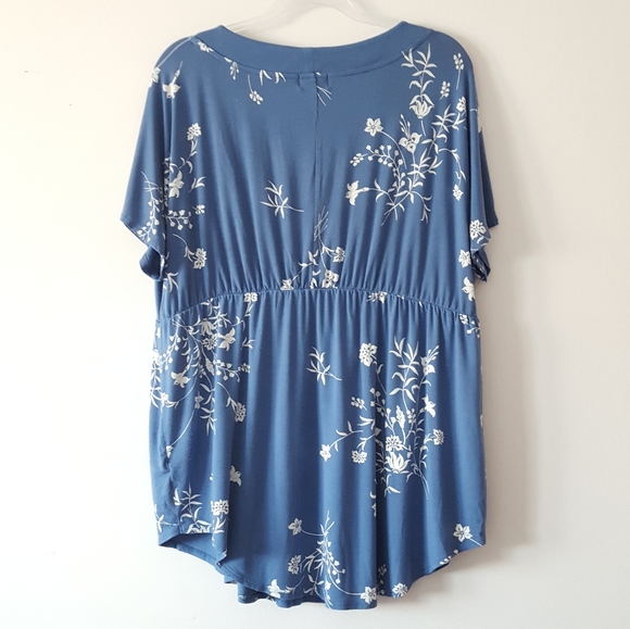 🦋 3/$25 Maternity Blue Floral Tunic Top - Picture 3 of 6
